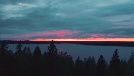 Sonnenuntergang-In-Finnland-Per-Drohne-Im-Wald-4k