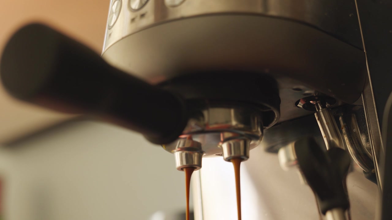 Primo piano di una macchina da caffè espresso che eroga un caffè