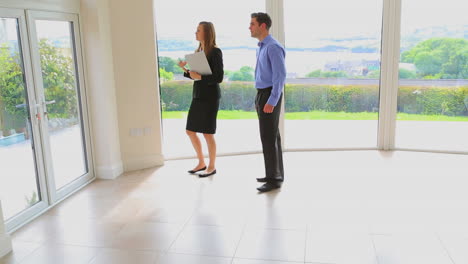 mujer que presenta las habitaciones