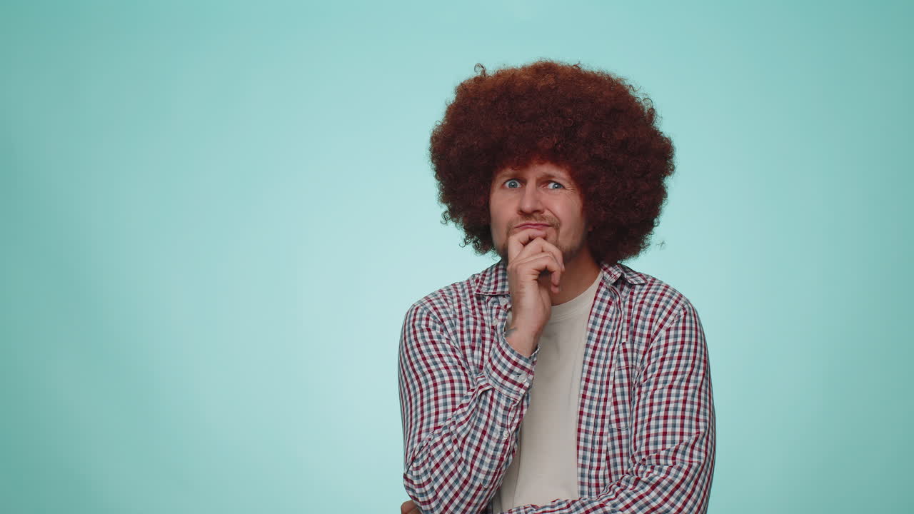 hombre pensativo dudoso reflexionando e imaginando en la mente, preguntándose una solución difícil, sintiéndose confundido