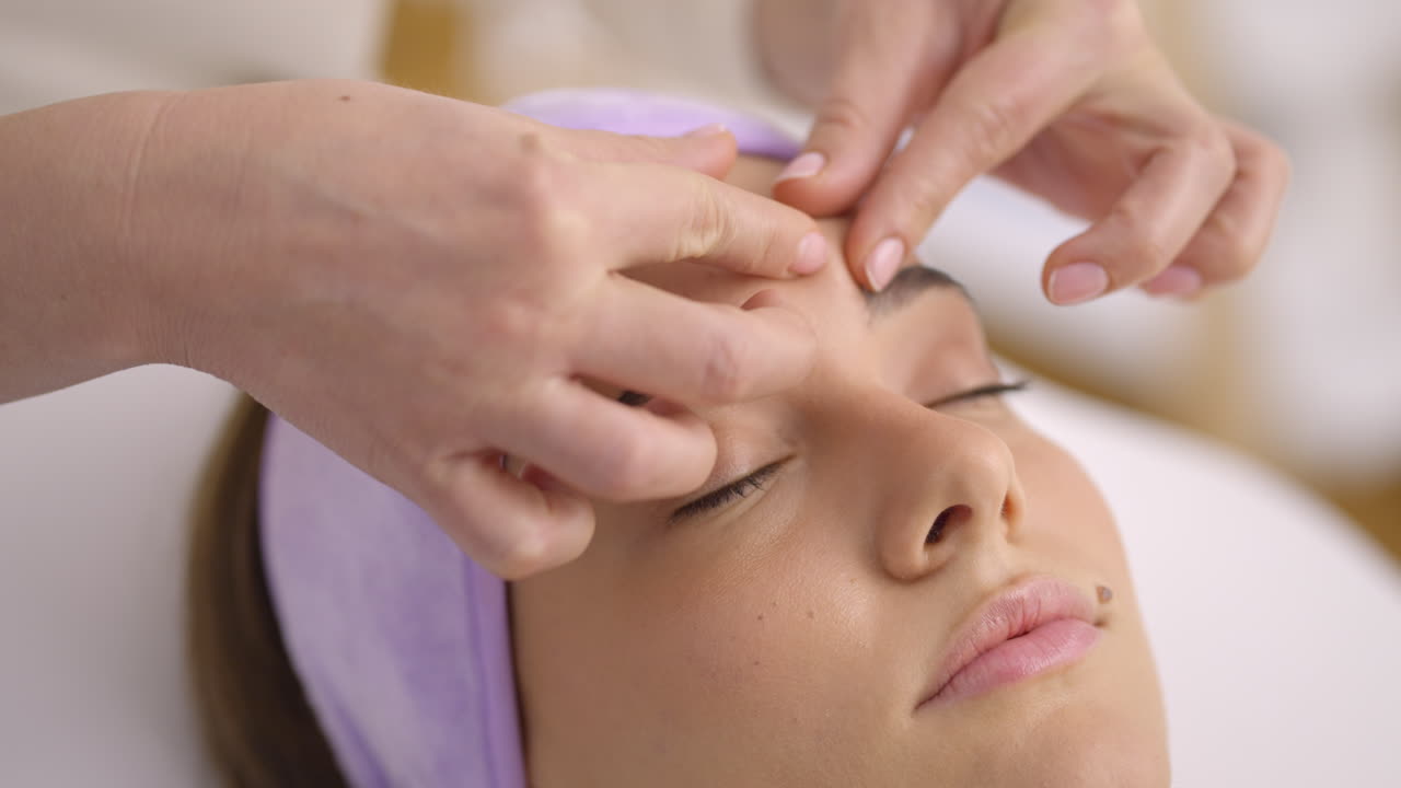 얼굴 마사지 를 받는 여자