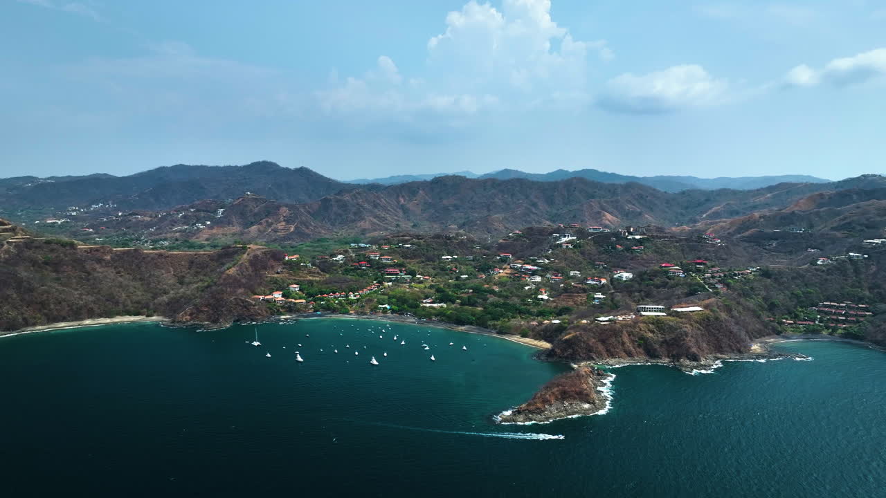 Ripresa aerea dinamica che domina la costa di Guanacaste, nella soleggiata Costa Rica.