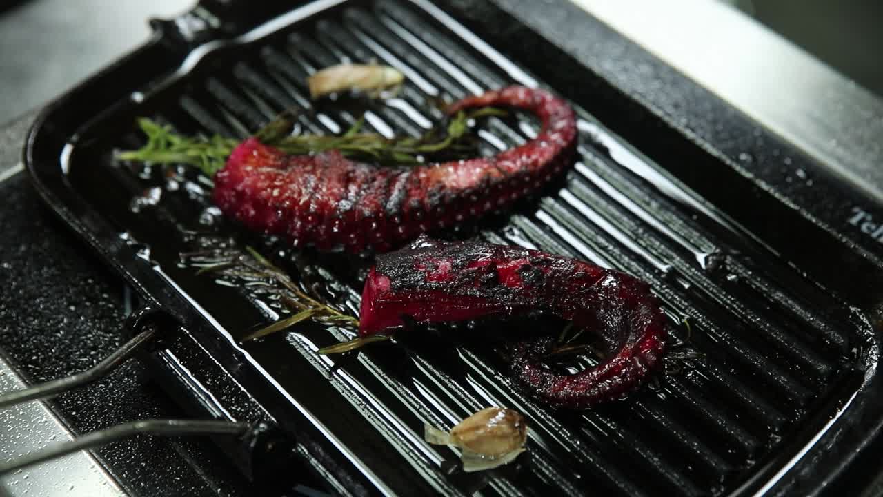 그릴 팬 에 긴 문어