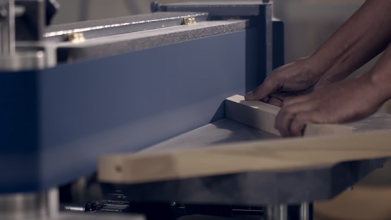 madera que se planea en una máquina de planeo