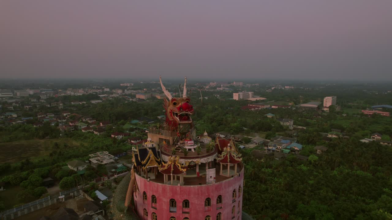 drone volando lejos del icónico wat sam phran en bangkok, tailandia, revelando la belleza de bangkok en el horizonte