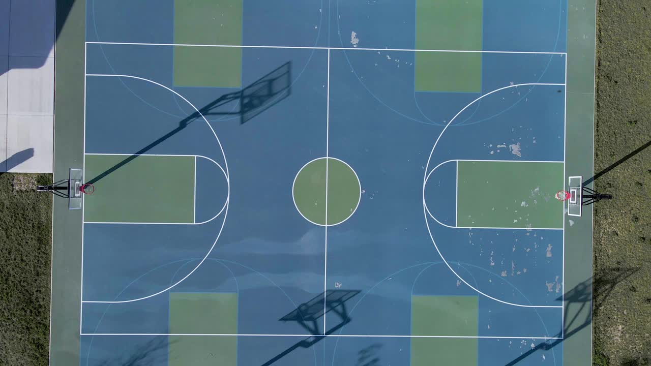 Zoom aereo su un campo da pickleball all'aperto