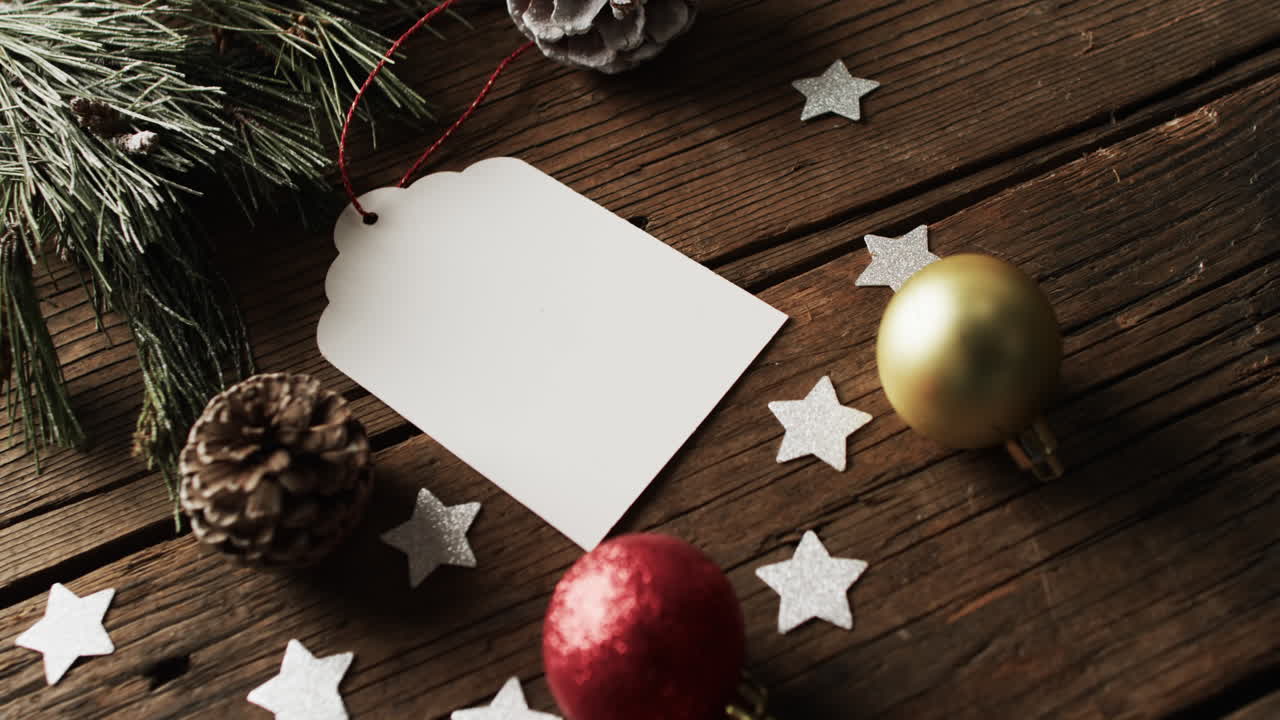 video de decoraciones de navidad con etiqueta blanca y espacio de copia en fondo de madera