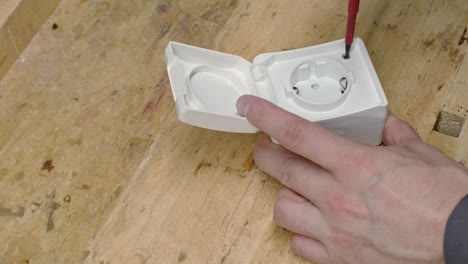 toma de corriente de apertura profesional electricista con destornillador de cabeza plana
