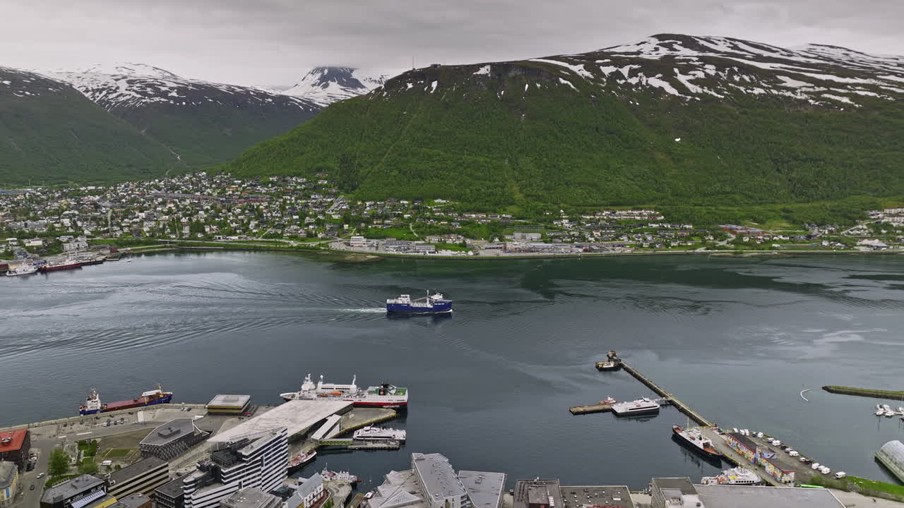 vista panorámica v3 aérea de tromsø noruega sobre el centro de la ciudad con vistas al estrecho de tromsøysundet capturando el paisaje de los suburbios de reinen, gammelgården y tromsdalen - rodada con cine mavic 3 - junio de 2022