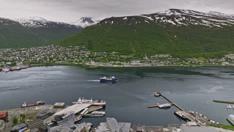 Vista-Panorámica-V3-Aérea-De-Tromsø-Noruega-Sobre-El-Centro-De-La-Ciudad-Con-Vistas-Al-Estrecho-De-Tromsøysundet-Capturando-El-Paisaje-De-Los-Suburbios-De-Reinen,-Gammelgården-Y-Tromsdalen---Rodada-Con-Cine-Mavic-3---Junio-De-2022