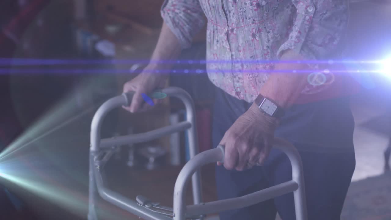 ⁇ 는 프레임을 사용하여 고령 여성의 중간 부분을 가로질러 움직이는 빛의 애니메이션