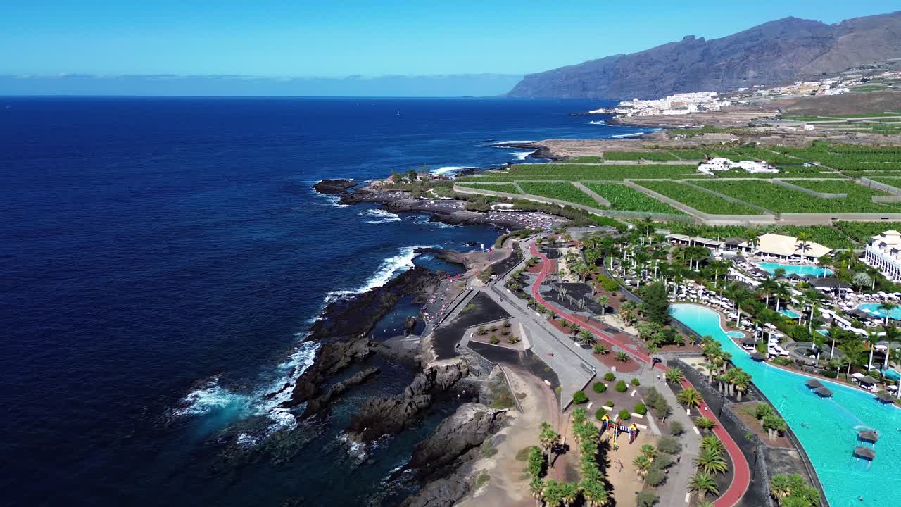 Vista aérea del hotel Barceló Santiago, costa de Los Gigantes en Tenerife, Islas Canarias, España