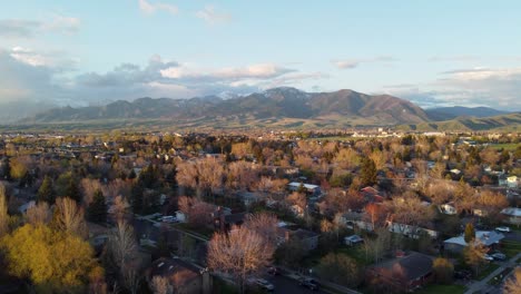 Ein-Aufsteigender-Spätabendlicher-Schuss-Der-Bridger-bergkette-Gleich-Außerhalb-Von-Bozeman,-Montana