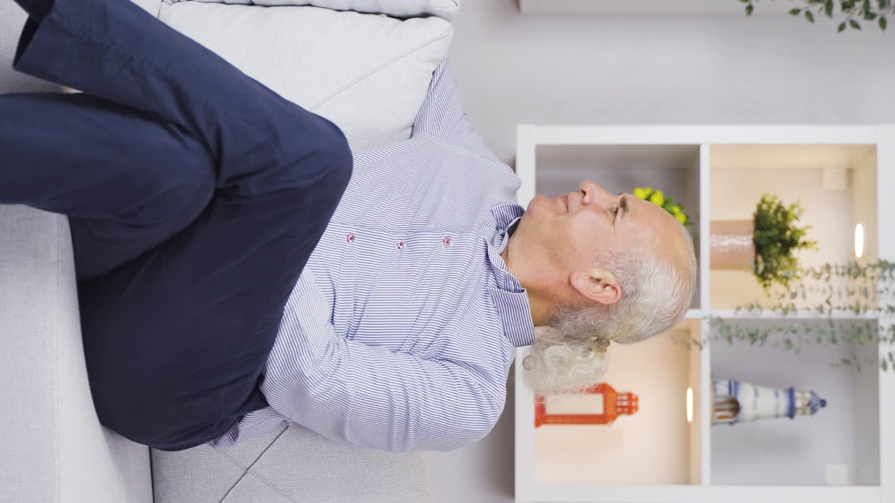 ⁇ 은이가 피곤해 보이는 수직 비디오. 번아웃 증후군.