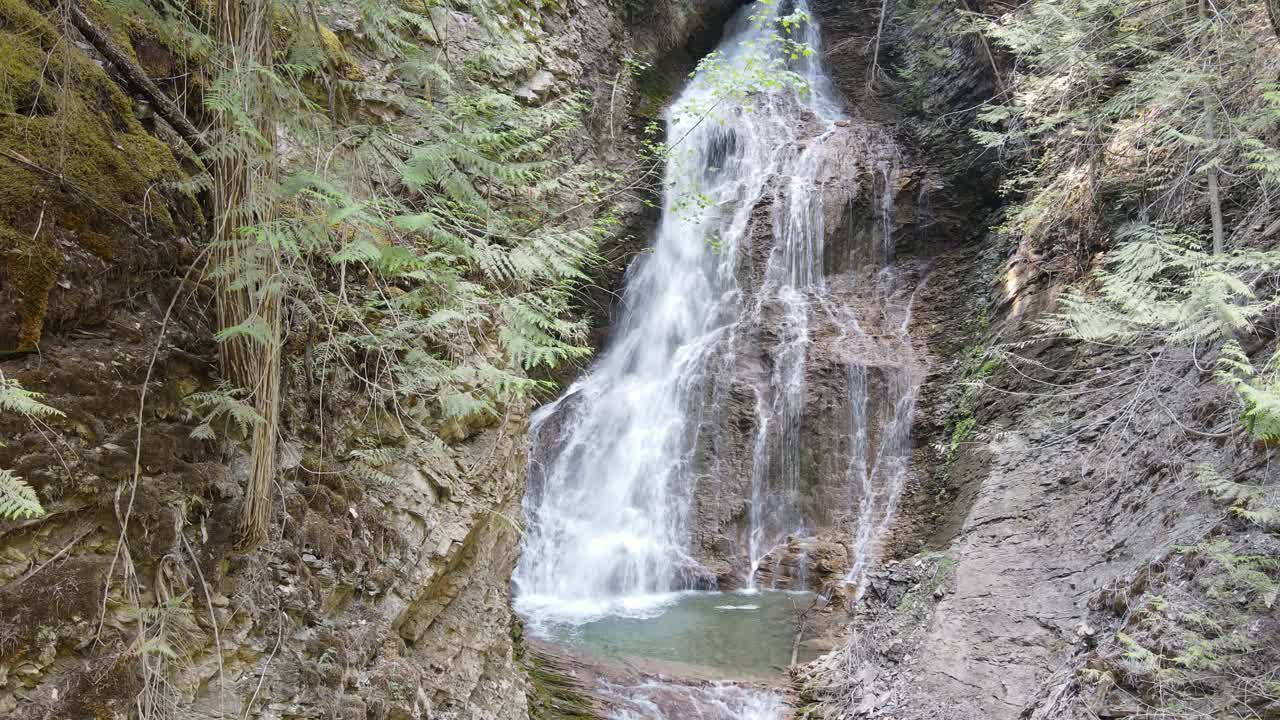 margaret falls fluye por un acantilado rocoso y empinado en el exuberante bosque del parque provincial herald en columbia británica, canadá