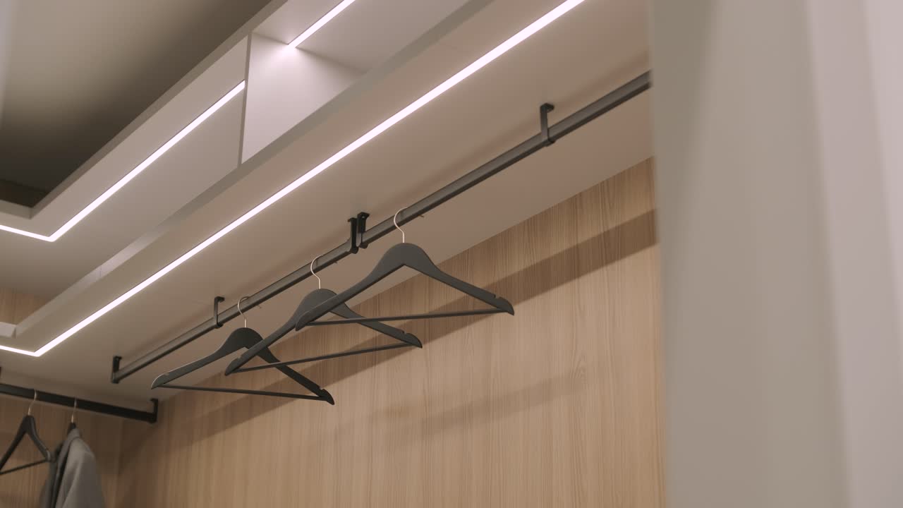 camerino con estantes. armario moderno con camerino brillante