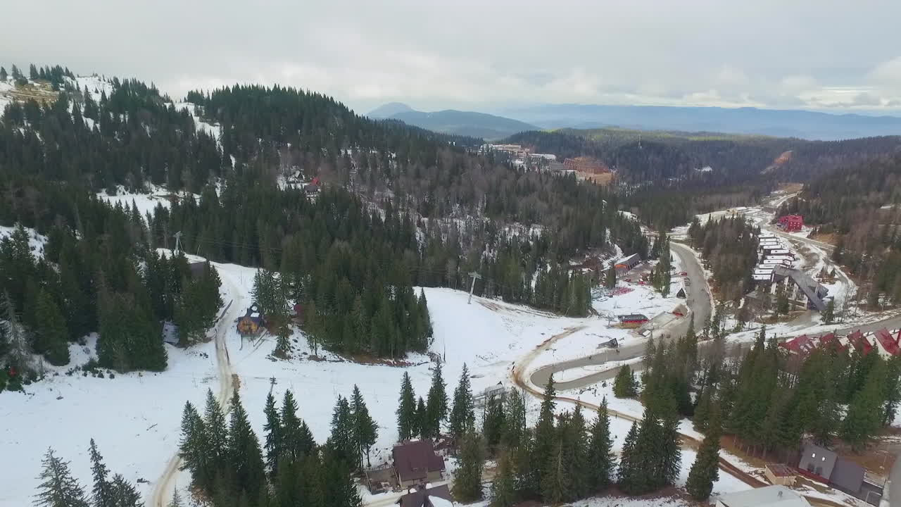 vista aérea del deporte turístico, zona de esquí y complejo recreativo en la montaña jahorina, bosnia y herzegovina