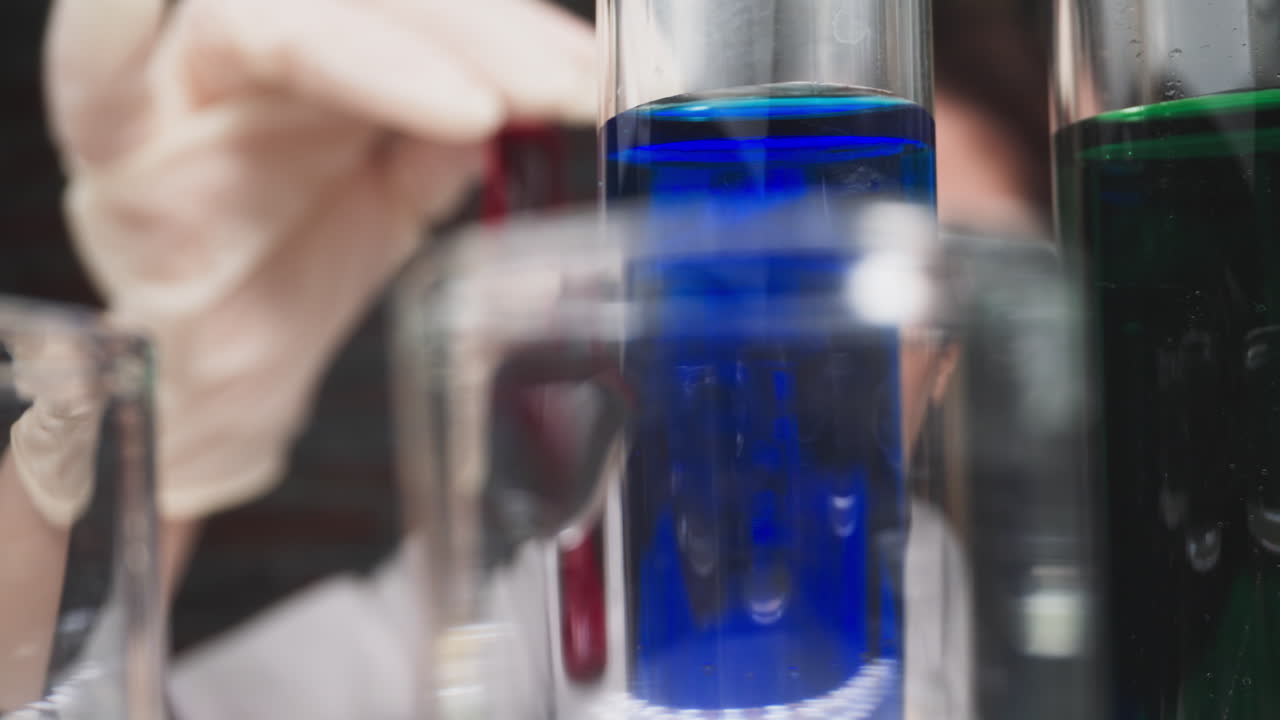 fila de tubos de ensayo con líquidos y muestra de control del médico