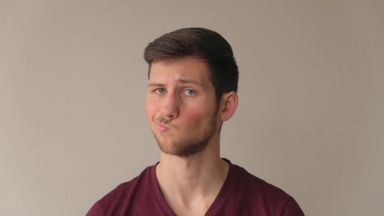 얼굴 표정으로 부정을 보여주고 긍정하는 청년, 카메라 미디엄 클로즈업 스틸 샷