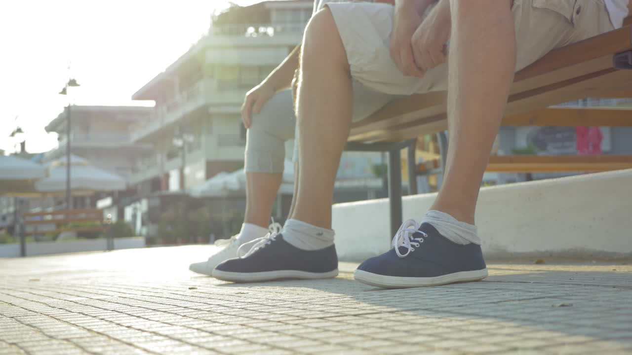 몇 명의 노인 들 이 신발  을 고 있다