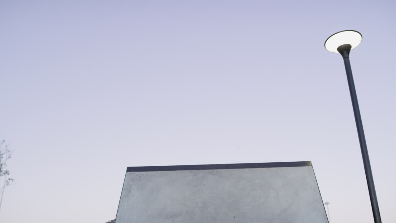 집은 스케이트보드가 있는 곳입니다.