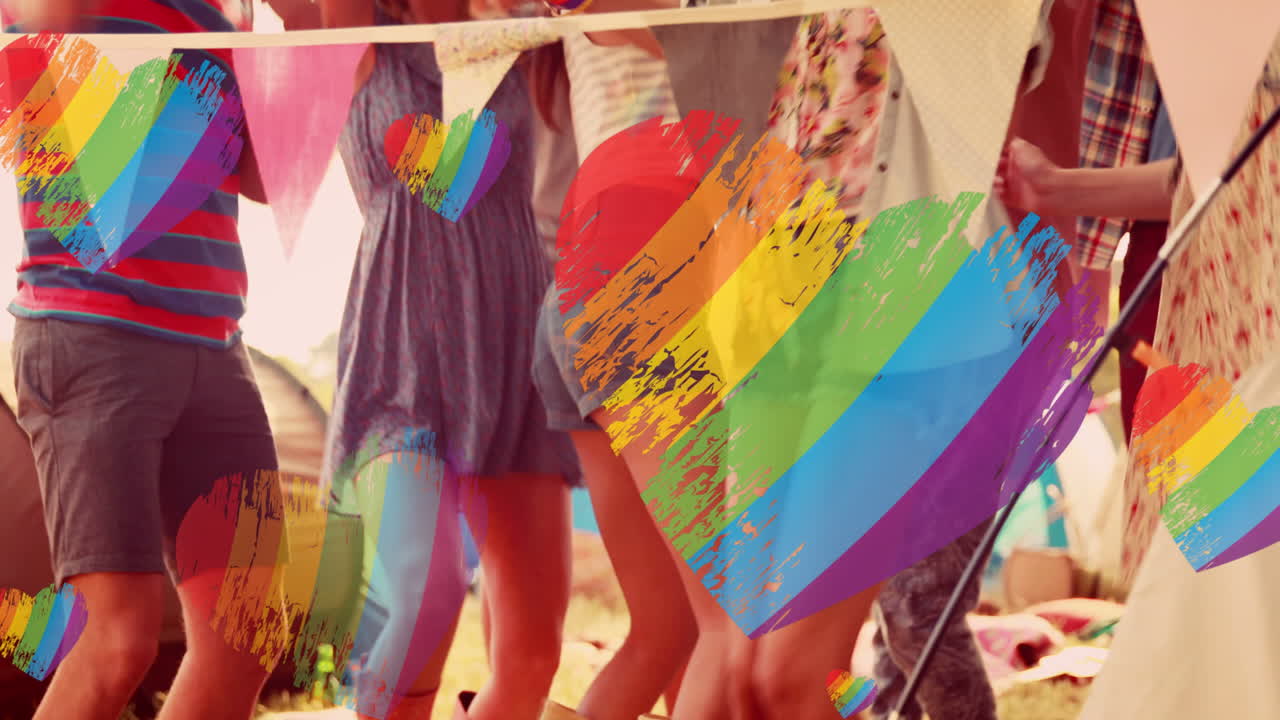 animación de corazones de arco iris sobre un grupo de personas