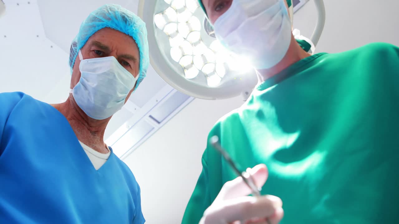 cirujanos que realizan operaciones en el quirófano