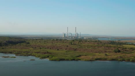 Volar-Sobre-El-Lago-Con-Una-Central-Eléctrica-De-Carbón-A-Lo-Lejos