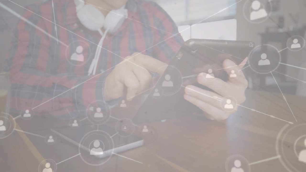 태블릿을 사용하여 사람 위의 아이콘과 연결 네트워크의 애니메이션