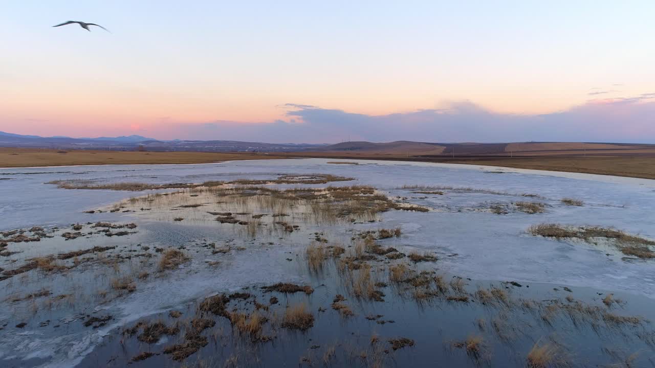 vista aérea de un lago congelado al atardecer