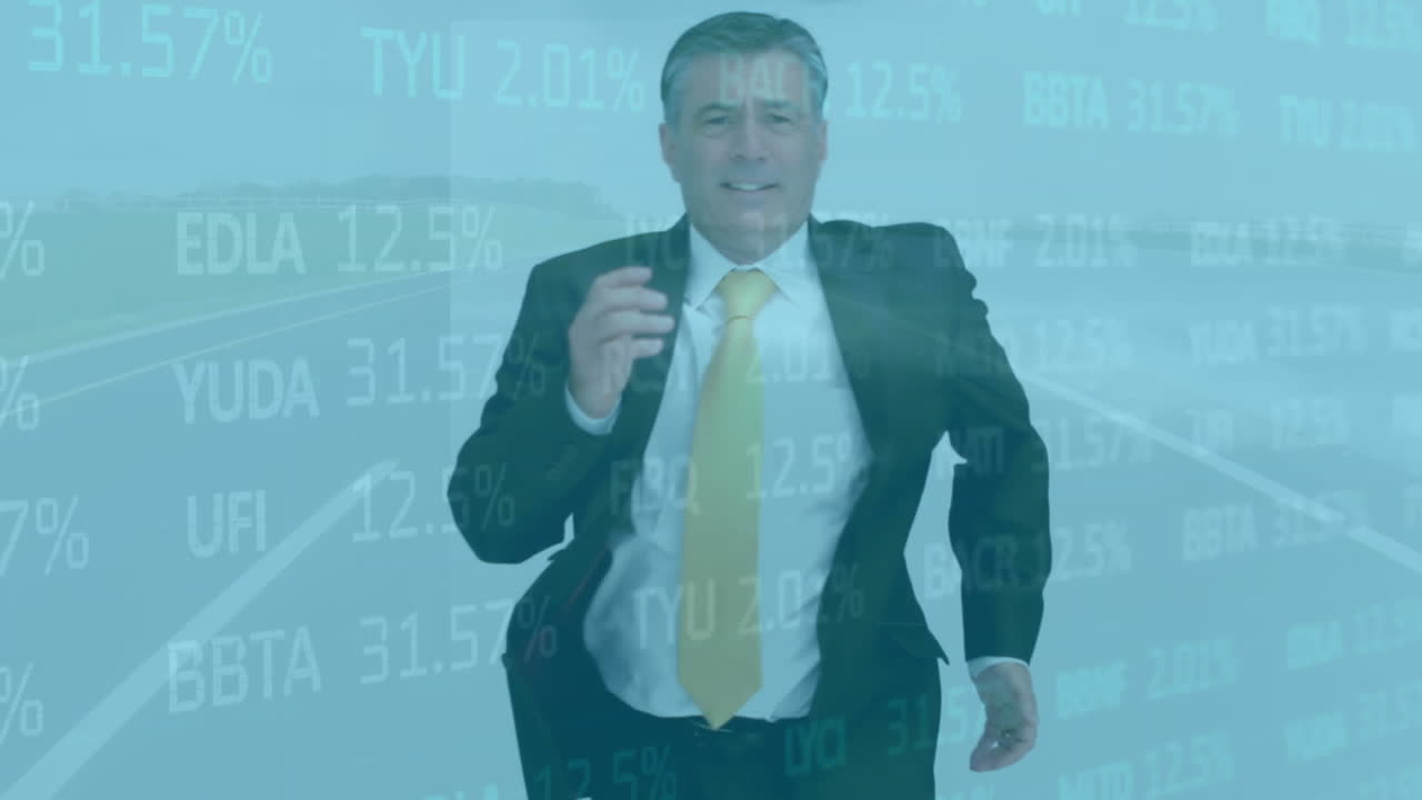 un hombre de negocios está corriendo en cámara lenta en una carretera con datos financieros en él