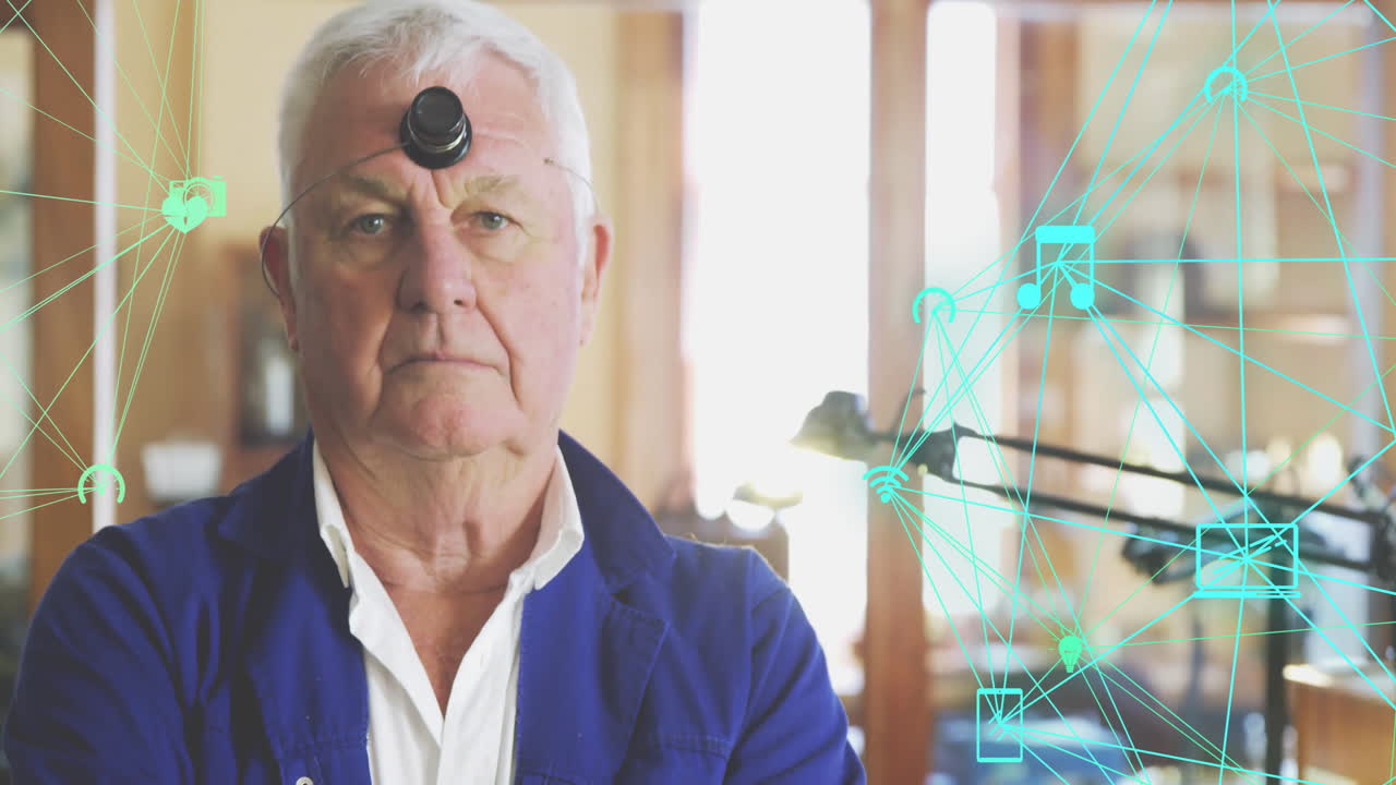 네트워크 연결과 데이터 처리 애니메이션을 가진 파란 재을 입은 노인