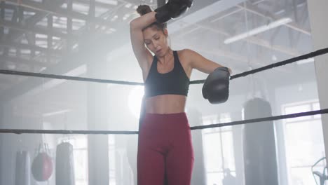 Vídeo-De-Una-Mujer-Caucásica-Cansada-Y-En-Forma-Descansando-Después-De-Entrenar-En-El-Gimnasio