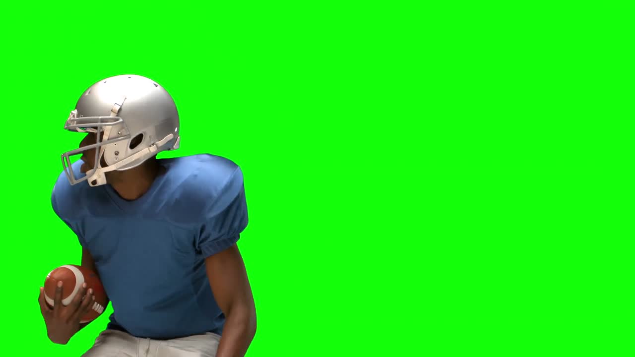 jugador de fútbol americano que se enfrenta a una pelota seria