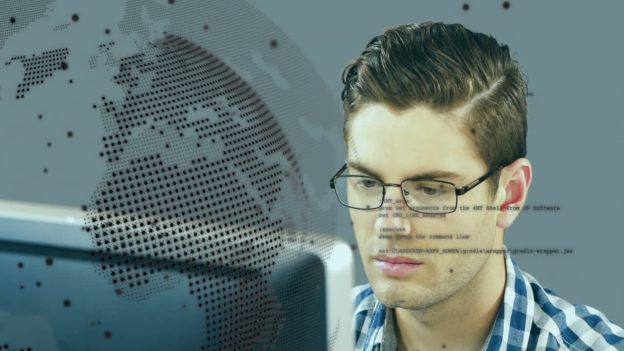 Sviluppatore software che si china sul monitor leggendo il codice, attivando una sovrapposizione di un globo rotante per approfondimenti.
