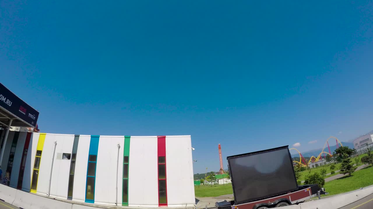 Esterno colorato di un parco divertimenti con display