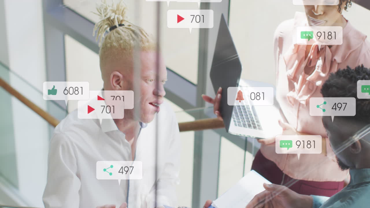 Animazione di icone social che cadono sullo sfondo di colleghi di diverse etnie che discutono in ufficio.