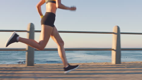 Piernas,-Mujer-Corredora-Y-Corriendo-En-La-Playa