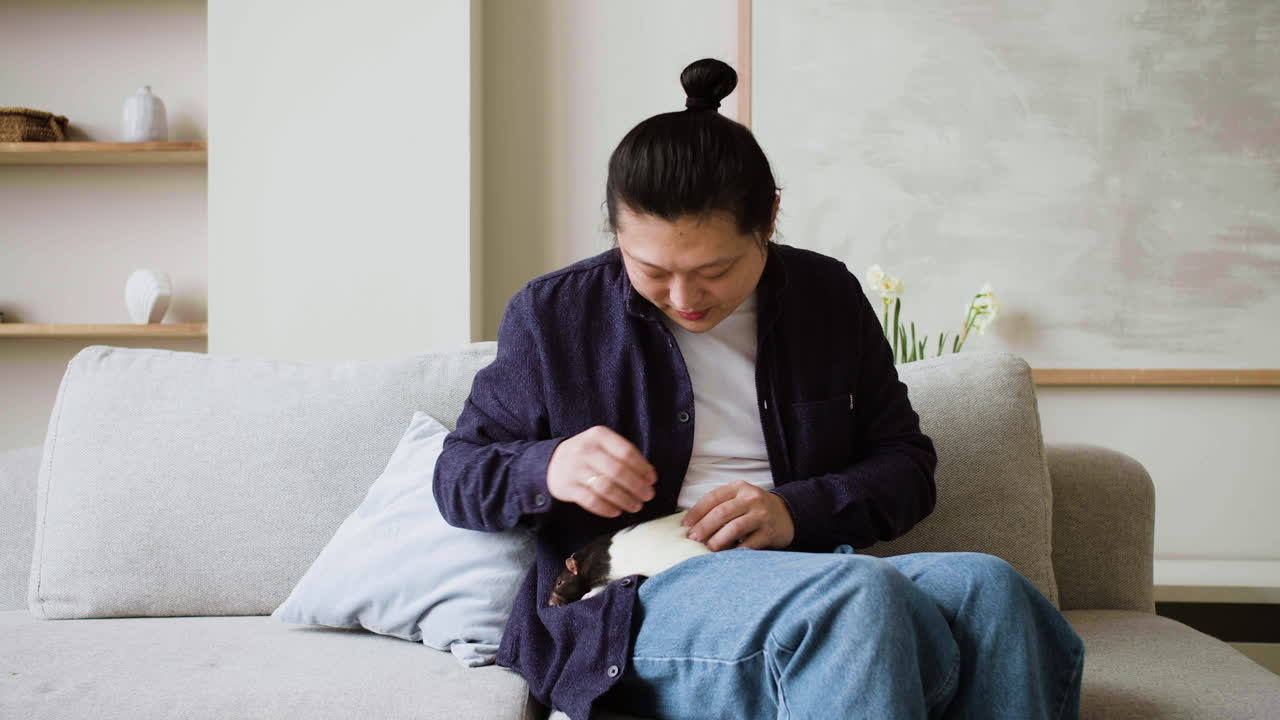 쥐와 노는 남자