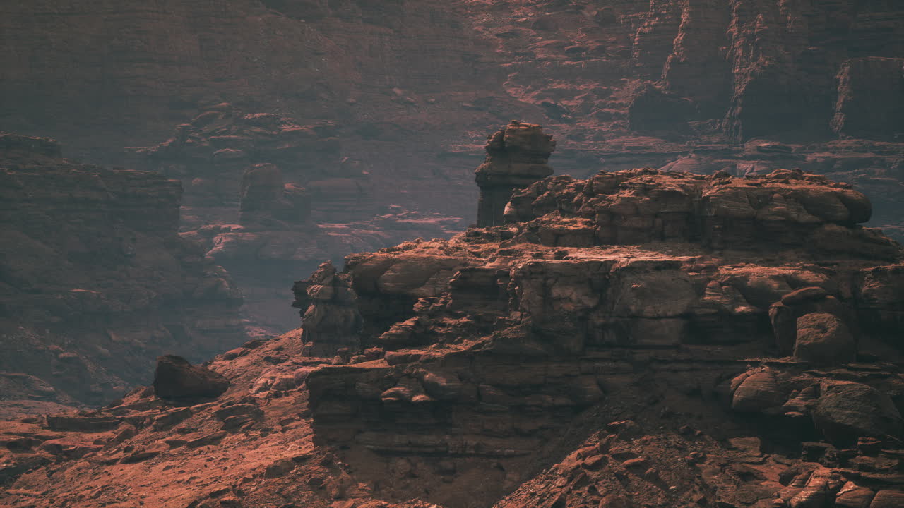 paisaje rocoso con formaciones únicas bajo una iluminación dramática al anochecer