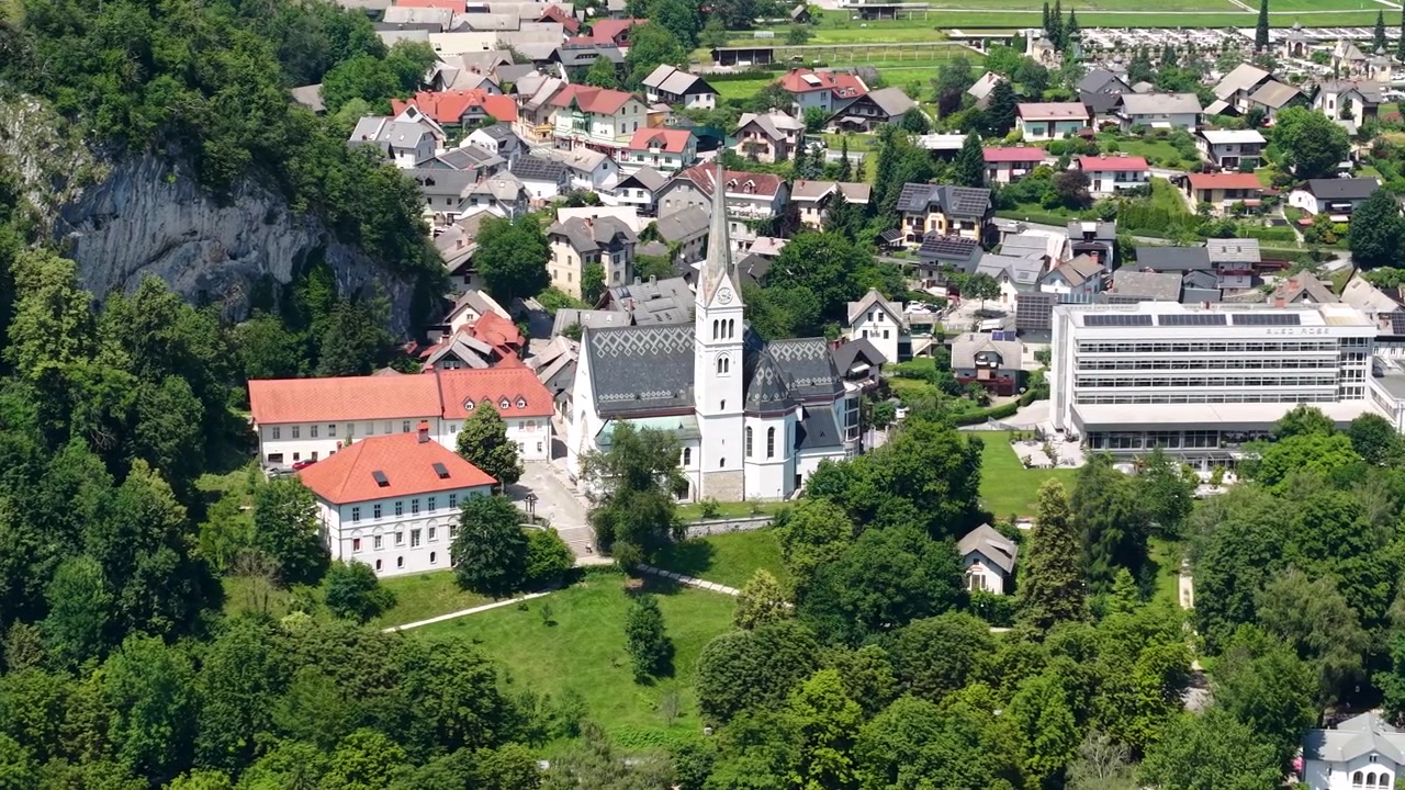 Bled-søen, Slovenien. Droneoptagelse af Sankt Martins Kirke på en solrig sommerdag.