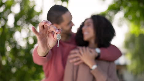 pareja, nuevo hogar y al aire libre con las llaves en la mano