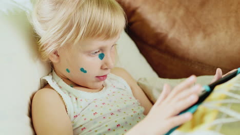 Mädchen-Ist-An-Windpocken-Erkrankt-Liegt-Mit-Einer-Tablette-Im-Bett-3