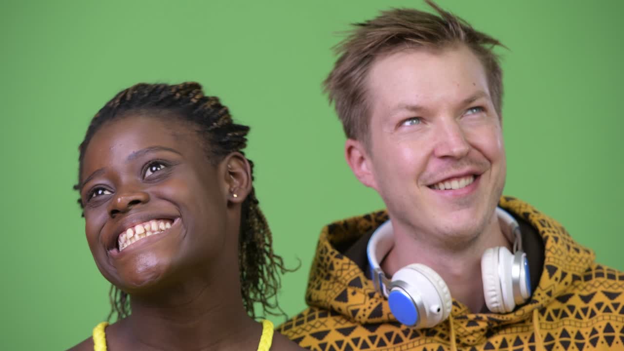 joven pareja multiétnica pensando juntos