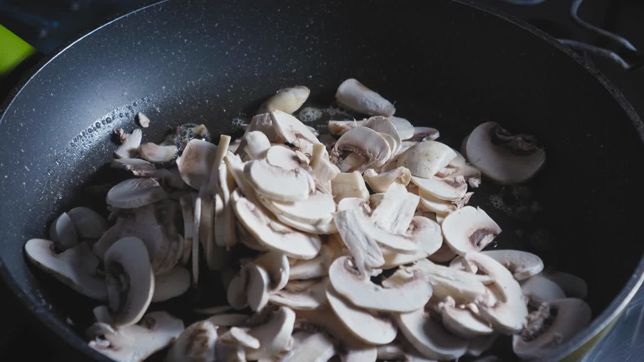 버터를 두른 뜨거운 팬에 얇게 썬 버섯을 넣는다.