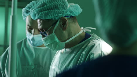 cirujanos en la sala de operaciones