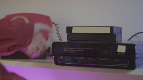 dispositivo de video vhs en un estante