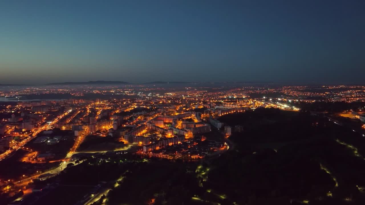 imágenes de drones de almada en portugal, justo antes del amanecer.