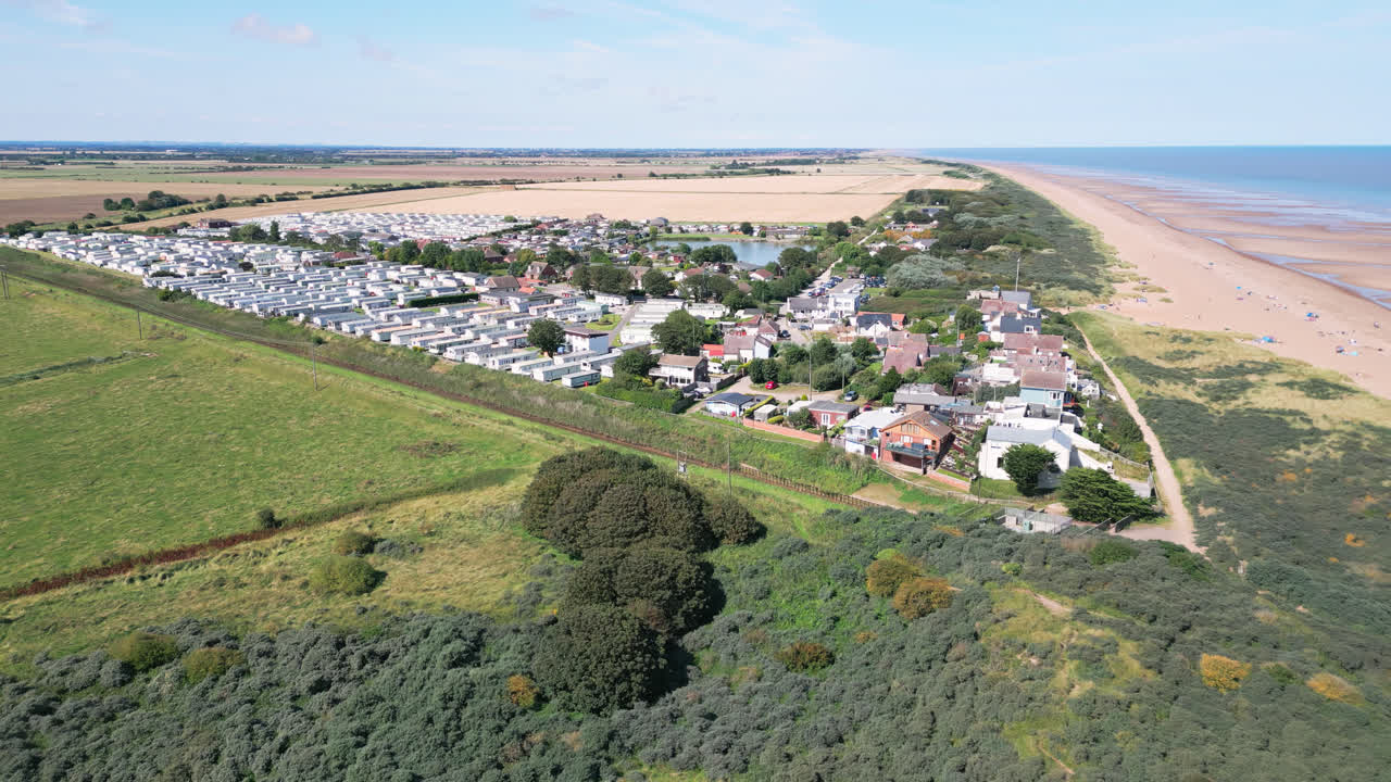 las imágenes de video aéreas resaltan el encanto natural de anderby creek, una playa serena y virgen en la ciudad de anderby en la costa de lincolnshire