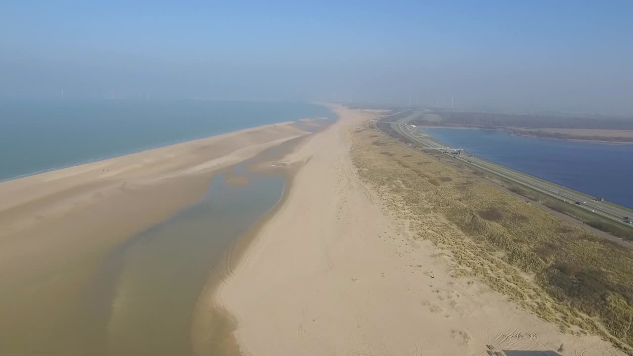 aérea: la presa de veerse con casas de playa turísticas